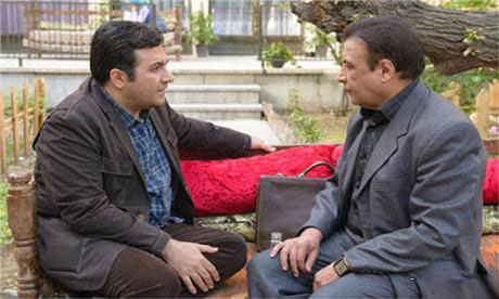 عبدالرضا اکبری در صحنه سریال تلویزیونی فاخته به همراه شهرام عبدلی