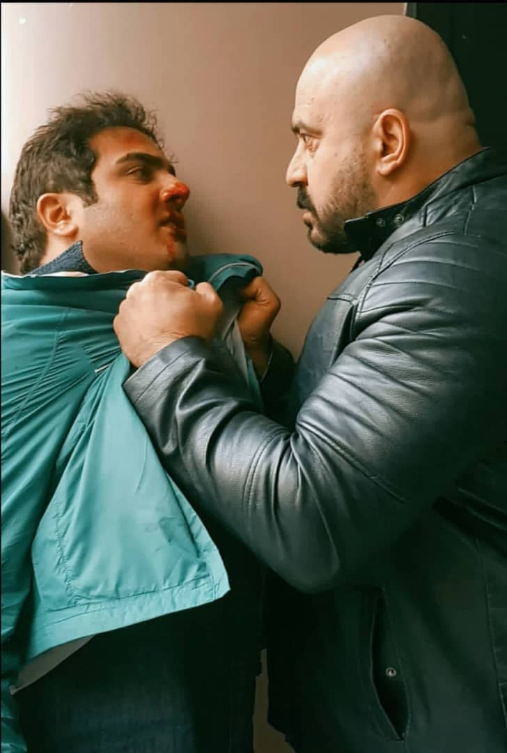 تصویری از محمد حاج بابا، بازیگر سینما و تلویزیون در پشت صحنه یکی از آثارش