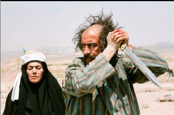 تصویری از عبدالرضا اکبری، بازیگر و نویسنده سینما و تلویزیون در حال بازیگری سر صحنه یکی از آثارش