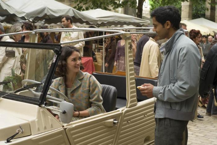 شارلوت ل بن در صحنه فیلم سینمایی سفر صد پایی به همراه Manish Dayal