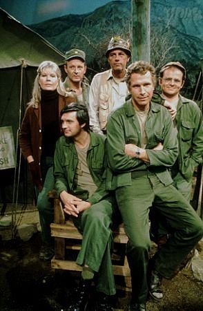 Wayne Rogers در صحنه سریال تلویزیونی M*A*S*H به همراه Gary Burghoff، McLean Stevenson، آلن آلدا، Larry Linville و Loretta Swit