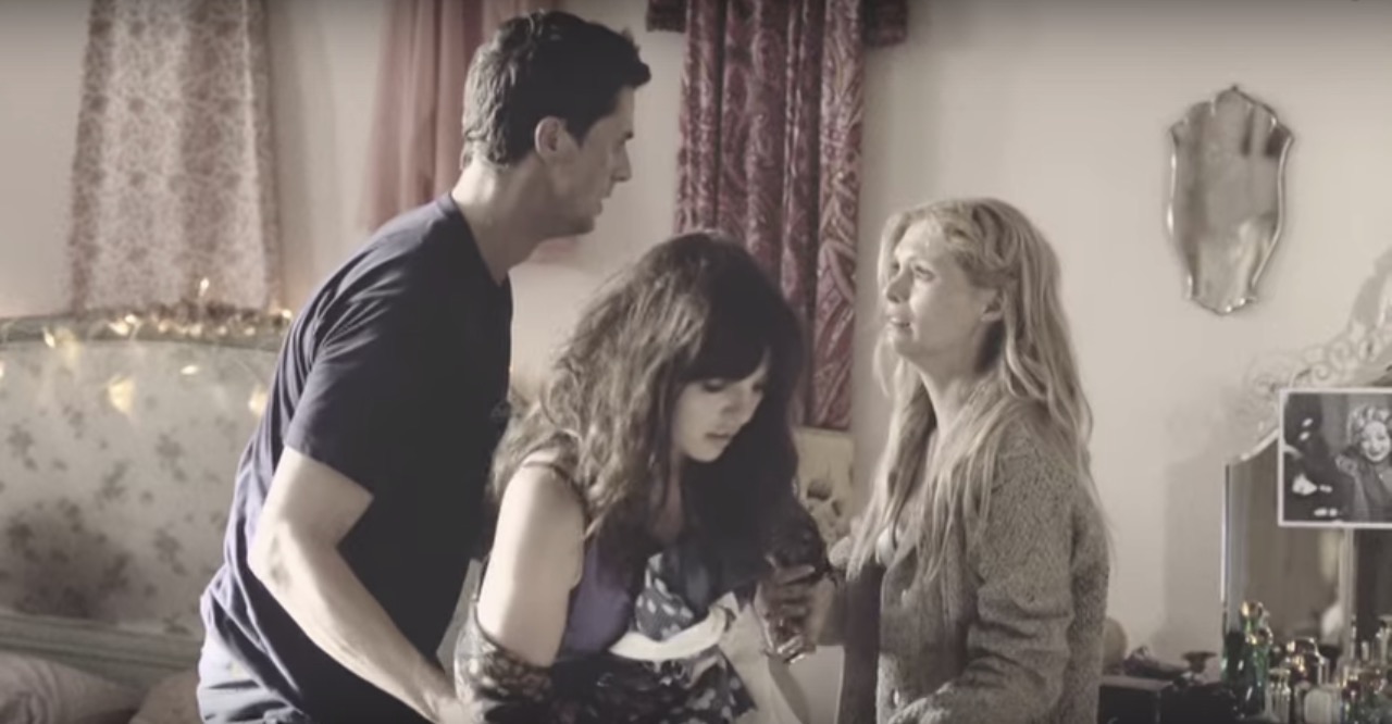 افلیا لاویبوند در صحنه سریال تلویزیونی The Poison Tree به همراه متیو گود و MyAnna Buring