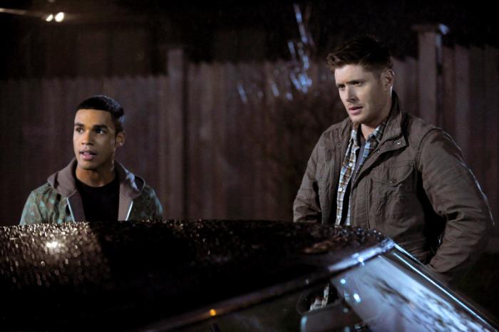 Lucien Laviscount در صحنه سریال تلویزیونی ماوراء  طبیعی به همراه Jensen Ackles