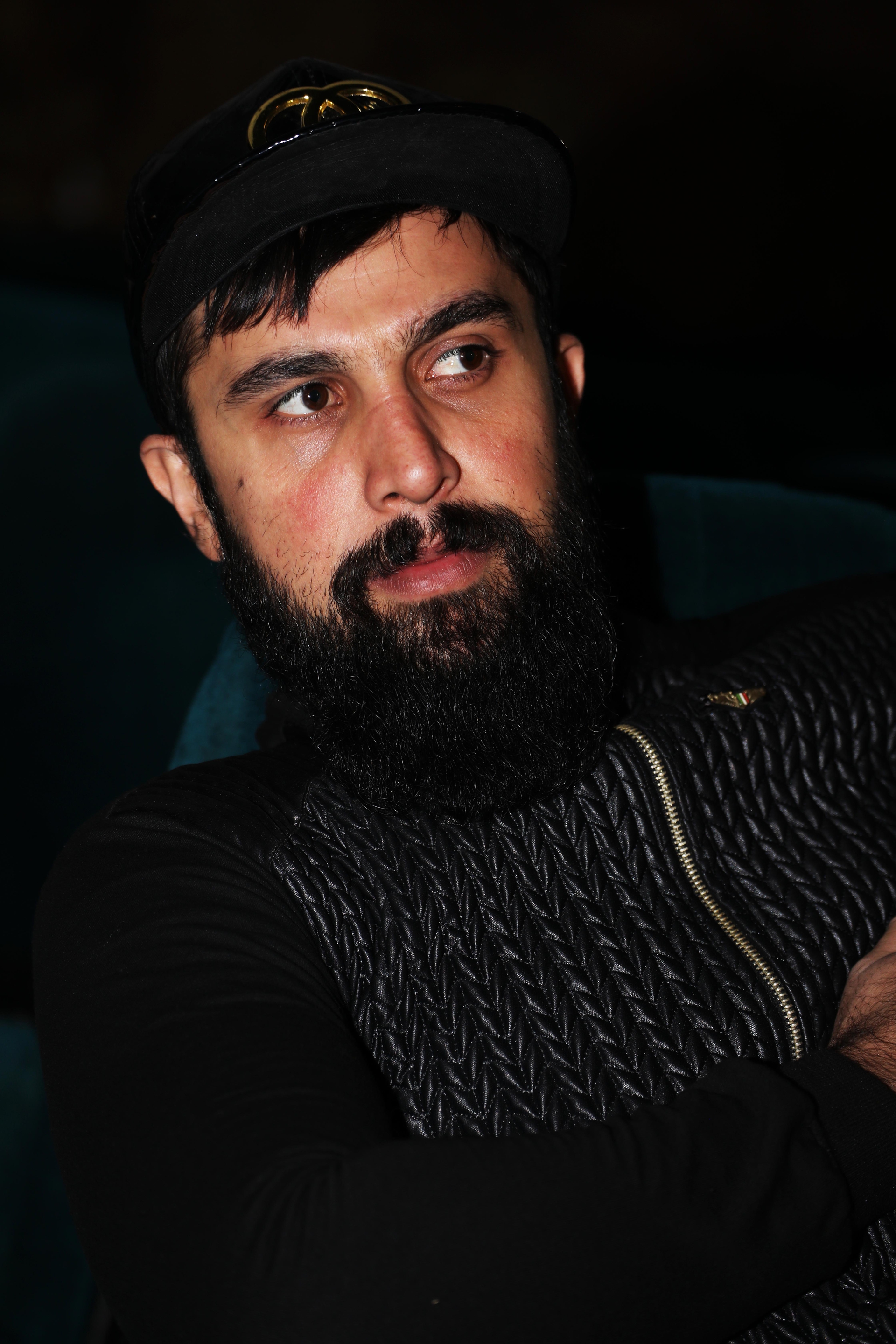 تصویری از محمد ملکی اردلانی، بازیگر و تدوینگر سینما و تلویزیون در حال بازیگری سر صحنه یکی از آثارش