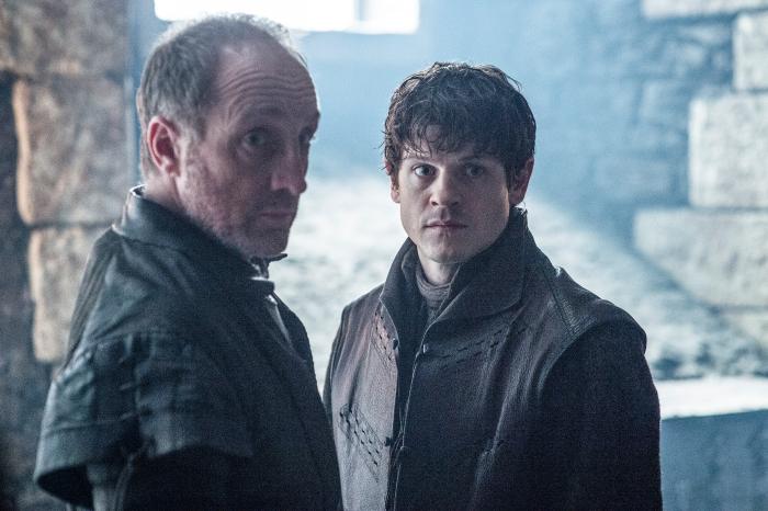 Iwan Rheon در صحنه سریال تلویزیونی بازی تاج و تخت به همراه Michael McElhatton