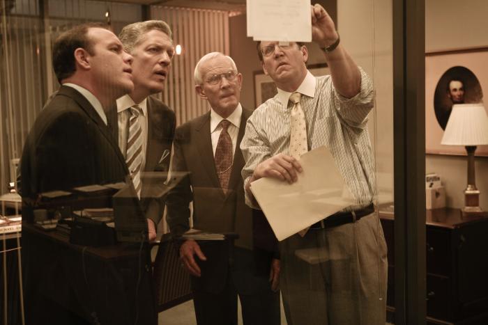 کلنسی براون در صحنه فیلم سینمایی خبرچین به همراه Tom Smothers، Daniel Hagen و Tom Papa