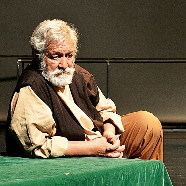 تصویری از آتش تقی‌پور، بازیگر سینما و تلویزیون در حال بازیگری سر صحنه یکی از آثارش