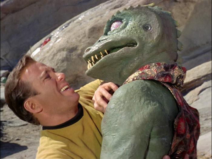 Gary Combs در صحنه سریال تلویزیونی پیشتازان فضا به همراه William Shatner
