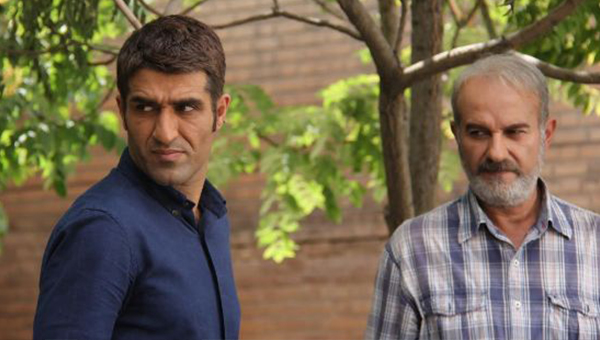 علی عمرانی در صحنه سریال تلویزیونی سال‌های ابری به همراه پژمان جمشیدی