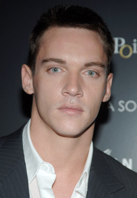 Jonathan Rhys Meyers در صحنه فیلم سینمایی امتیاز نهایی