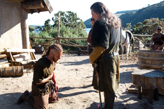 گابریل بیرن در صحنه سریال تلویزیونی وایکینگ ها به همراه تراویس فیمل