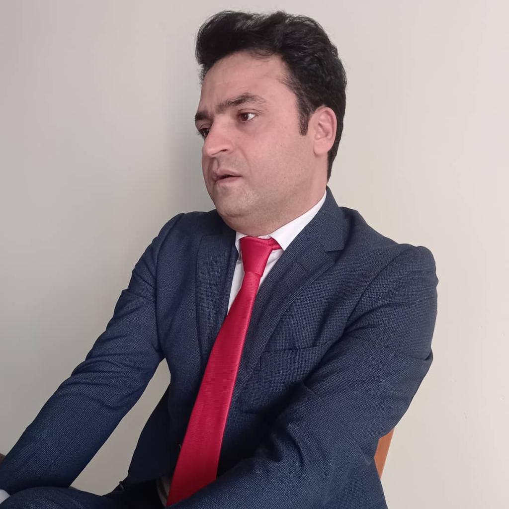 تصویری شخصی از علی میرزایی، بازیگر و نوازنده سینما و تلویزیون