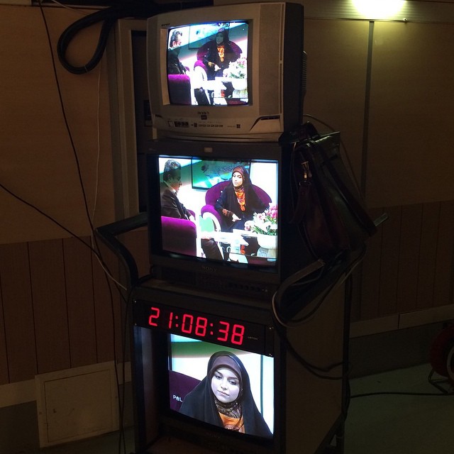 تصویری از مژده لواسانی، مجری سینما و تلویزیون در پشت صحنه یکی از آثارش