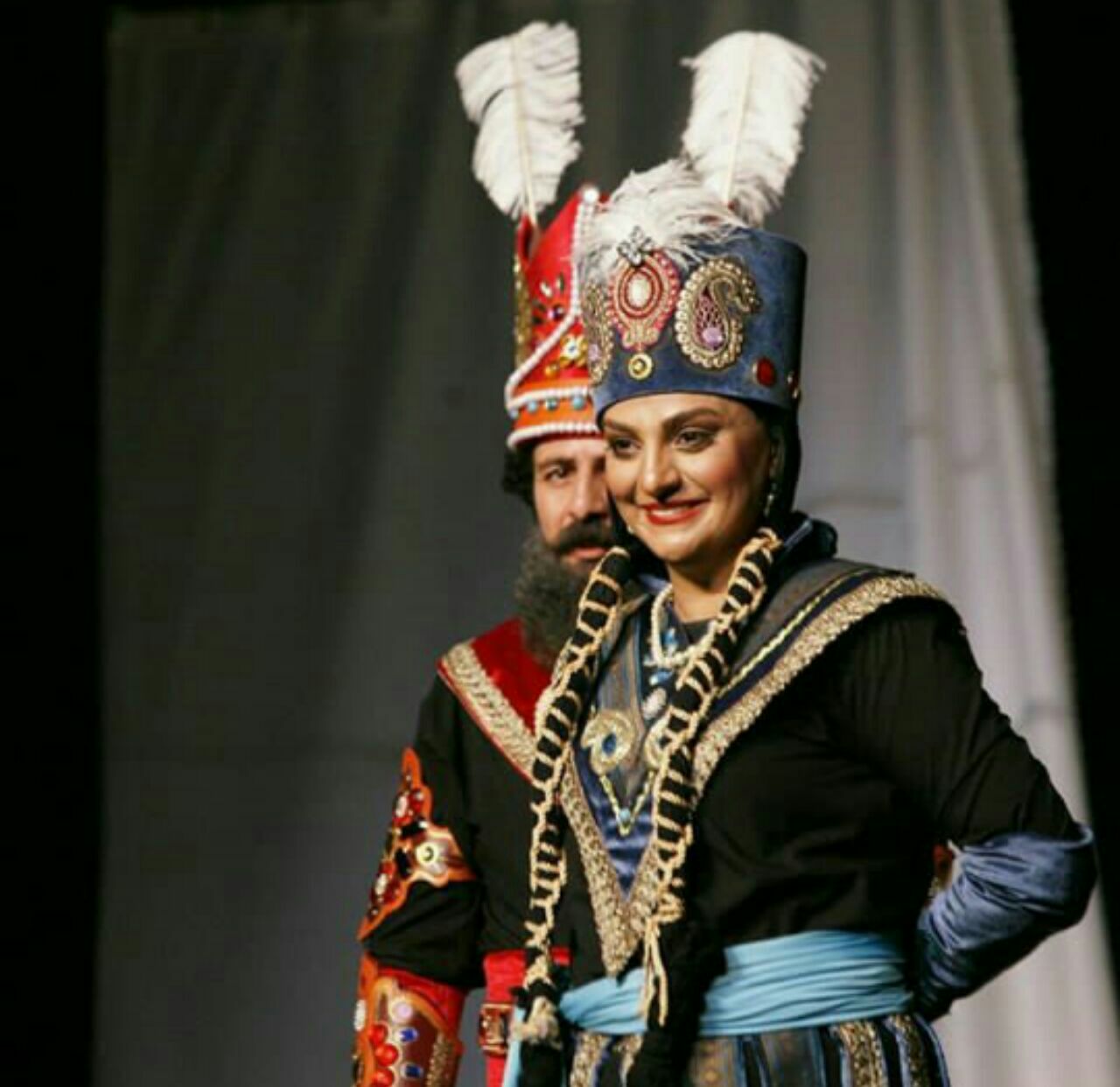 تصویری از سهیلا جوادی، بازیگر و طراح لباس سینما و تلویزیون در حال بازیگری سر صحنه یکی از آثارش