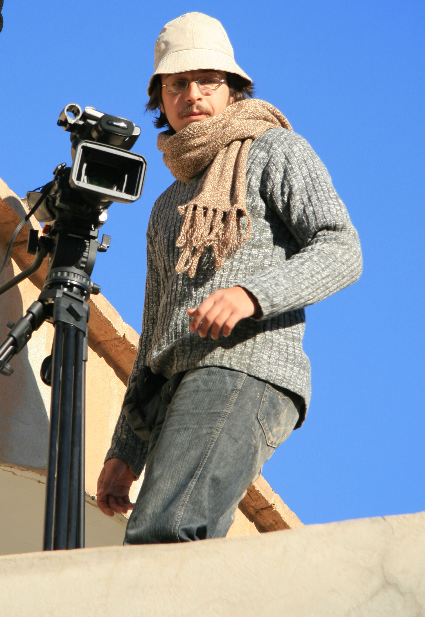 تصویری از بهادر فتاح طاری، عکاس و تدوینگر سینما و تلویزیون در حال بازیگری سر صحنه یکی از آثارش