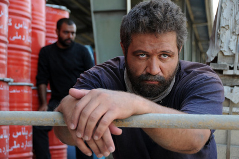 تصویری از مزدک میر عابدینی، بازیگر و نویسنده سینما و تلویزیون در حال بازیگری سر صحنه یکی از آثارش