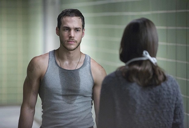 Kristen Gutoskie در صحنه سریال تلویزیونی Containment به همراه Chris Wood