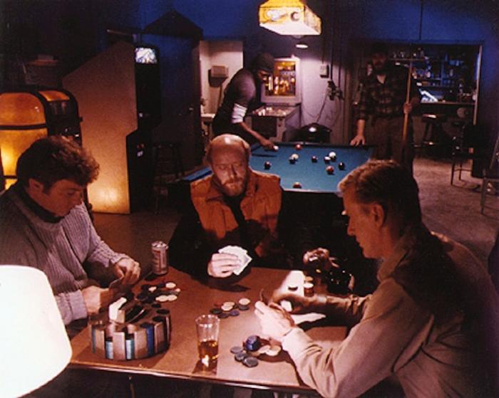 Peter Maloney در صحنه فیلم سینمایی موجود به همراه چارلز هالاهان، دونالد موفات، تی کی کارتر و ریچارد ماسور