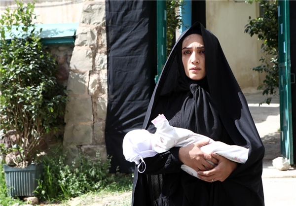 مینا ساداتی در صحنه سریال تلویزیونی تنهایی لیلا
