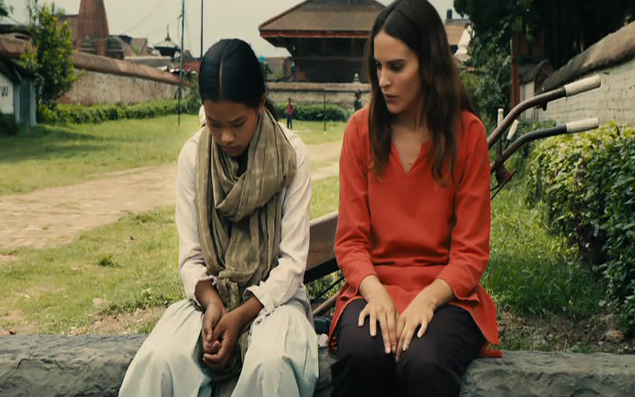 Muna Thami در صحنه فیلم سینمایی Katmandú, un espejo en el cielo به همراه Verónica Echegui