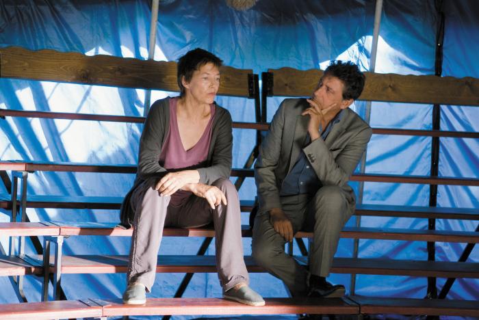 Jane Birkin در صحنه فیلم سینمایی Around a Small Mountain به همراه Sergio Castellitto