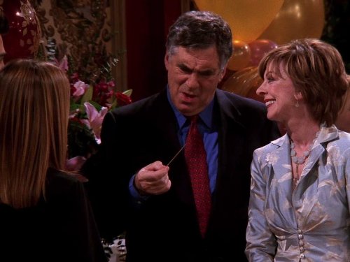 Christina Pickles در صحنه سریال تلویزیونی دوستان به همراه Elliott Gould