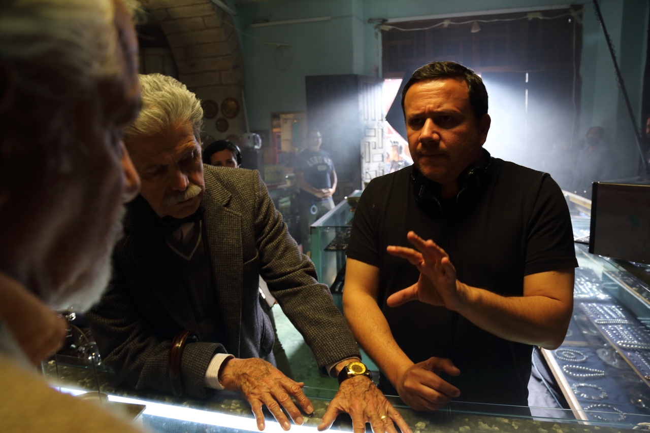 Raúl Martínez در صحنه فیلم سینمایی Un Padre No Tan Padre به همراه Héctor Bonilla