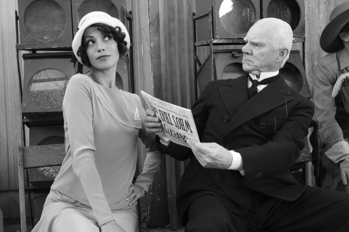 مالکوم مک داول در صحنه فیلم سینمایی آرتیست به همراه Bérénice Bejo