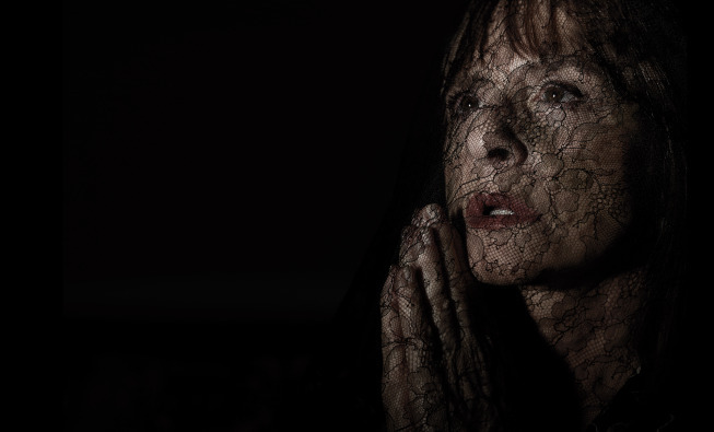 Patti LuPone در صحنه سریال تلویزیونی داستان ترسناک آمریکایی