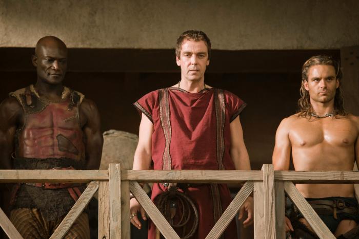 پیتر منسا در صحنه سریال تلویزیونی اسپارتاکوس: خدایان میدان نبرد به همراه John Hannah و Dustin Clare