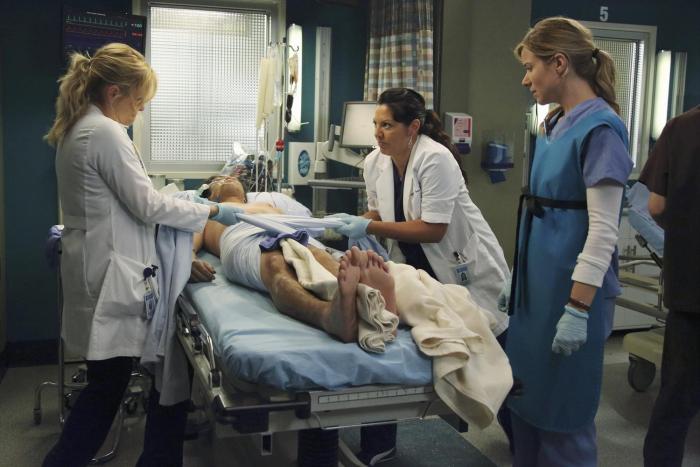 Tessa Ferrer در صحنه سریال تلویزیونی آناتومی گری به همراه Jessica Capshaw و Sara Ramirez