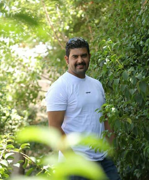 تصویری از سجاد پاکزاد، بازیگر و دستیار صحنه سینما و تلویزیون در حال بازیگری سر صحنه یکی از آثارش