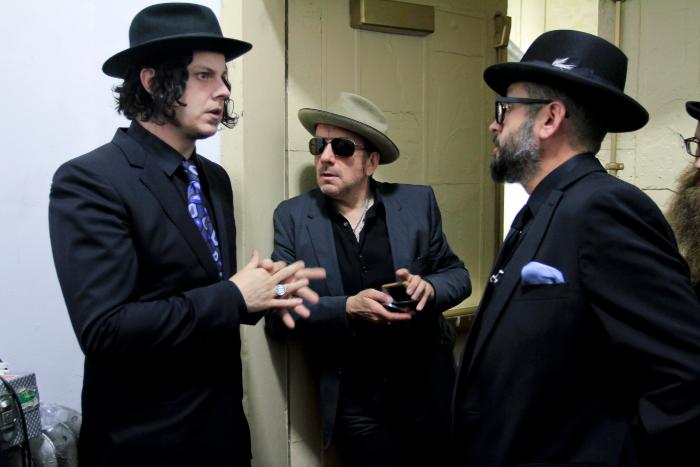 Jack White در صحنه فیلم سینمایی درون لوین دیویس به همراه Elvis Costello