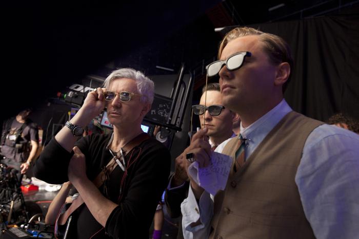 باز لورمن در صحنه فیلم سینمایی گتسبی بزرگ به همراه توبی مگوایر و لئوناردو ویلهام دی کاپریو