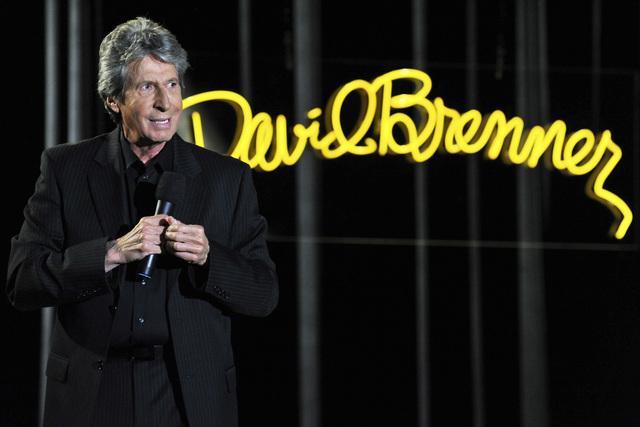 David Brenner در صحنه سریال تلویزیونی خانواده امروزی