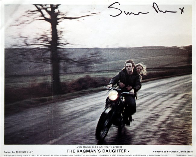 Victoria Tennant در صحنه فیلم سینمایی The Ragman's Daughter به همراه Simon Rouse
