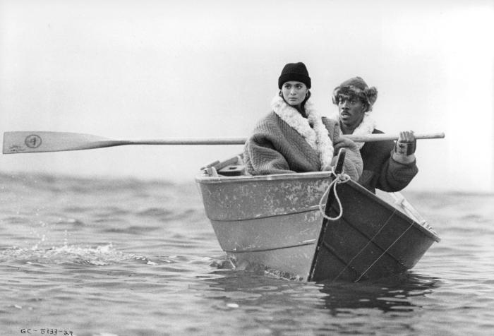 Charlotte Lewis در صحنه فیلم سینمایی کودک طلایی به همراه ادی مورفی