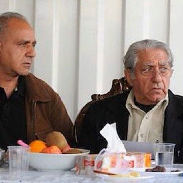 تصویری از پرویز پرستویی، بازیگر و تهیه کننده سینما و تلویزیون در حال بازیگری سر صحنه یکی از آثارش