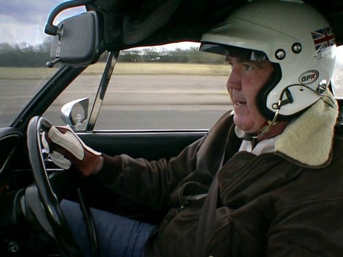 Jeremy Clarkson در صحنه سریال تلویزیونی تخت گاز