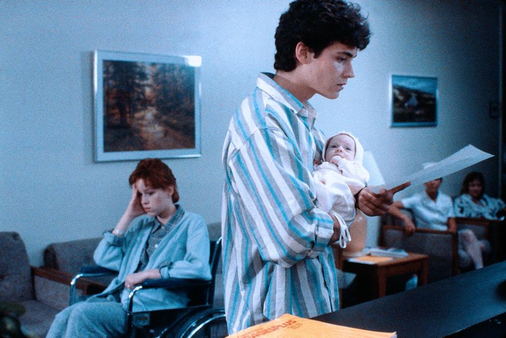 Randall Batinkoff در صحنه فیلم سینمایی For Keeps? به همراه مالی رینگوالد