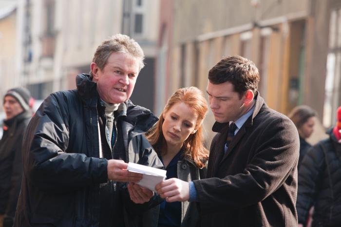 John Madden در صحنه فیلم سینمایی The Debt به همراه سام ورتینگتون و جسیکا چستین