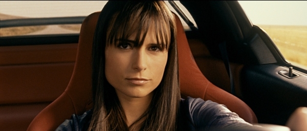 Jordana Brewster در صحنه فیلم سینمایی سریع و خشمگین