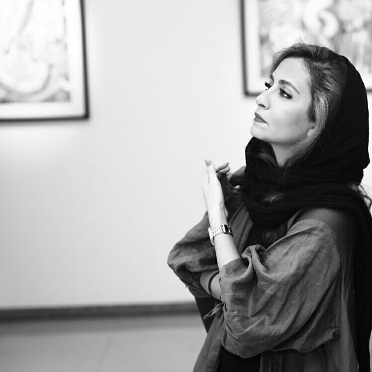 تصویری از رعنا روشنک، بازیگر سینما و تلویزیون در حال بازیگری سر صحنه یکی از آثارش