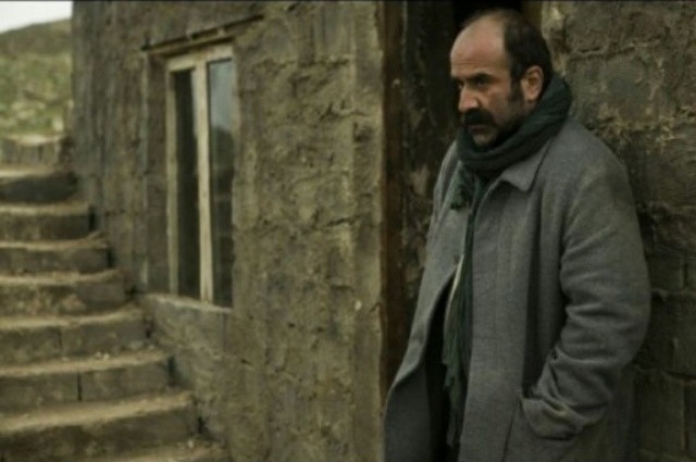 مهدی حسینی‌نیا در صحنه فیلم سینمایی اینجا کسی نمی‌میرد