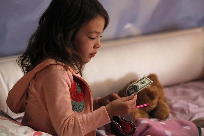 Aubrey Anderson-Emmons در صحنه سریال تلویزیونی خانواده امروزی