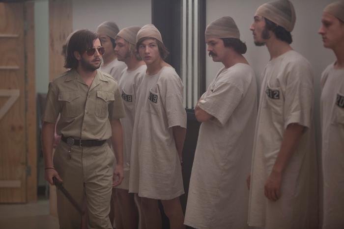 Chris Sheffield در صحنه فیلم سینمایی آزمایش زندان استنفورد به همراه Ki Hong Lee، ازرا میلر، تای شرایدن، Brett Davern، Michael Angarano و Johnny Simmons