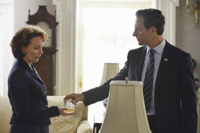 کیت بارتون در صحنه سریال تلویزیونی رسوایی به همراه Tony Goldwyn