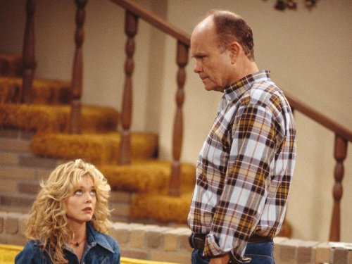 Lisa Robin Kelly در صحنه سریال تلویزیونی That '70s Show به همراه Kurtwood Smith