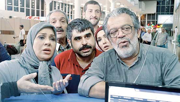 خشایار راد در صحنه سریال تلویزیونی سفر در خانه به همراه امیر نوری، شهرزاد کمال‌زاده، حسن پورشیرازی و نسرین مقانلو
