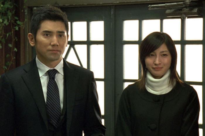 Ryôko Hirosue در صحنه فیلم سینمایی عزیمت ها به همراه Masahiro Motoki